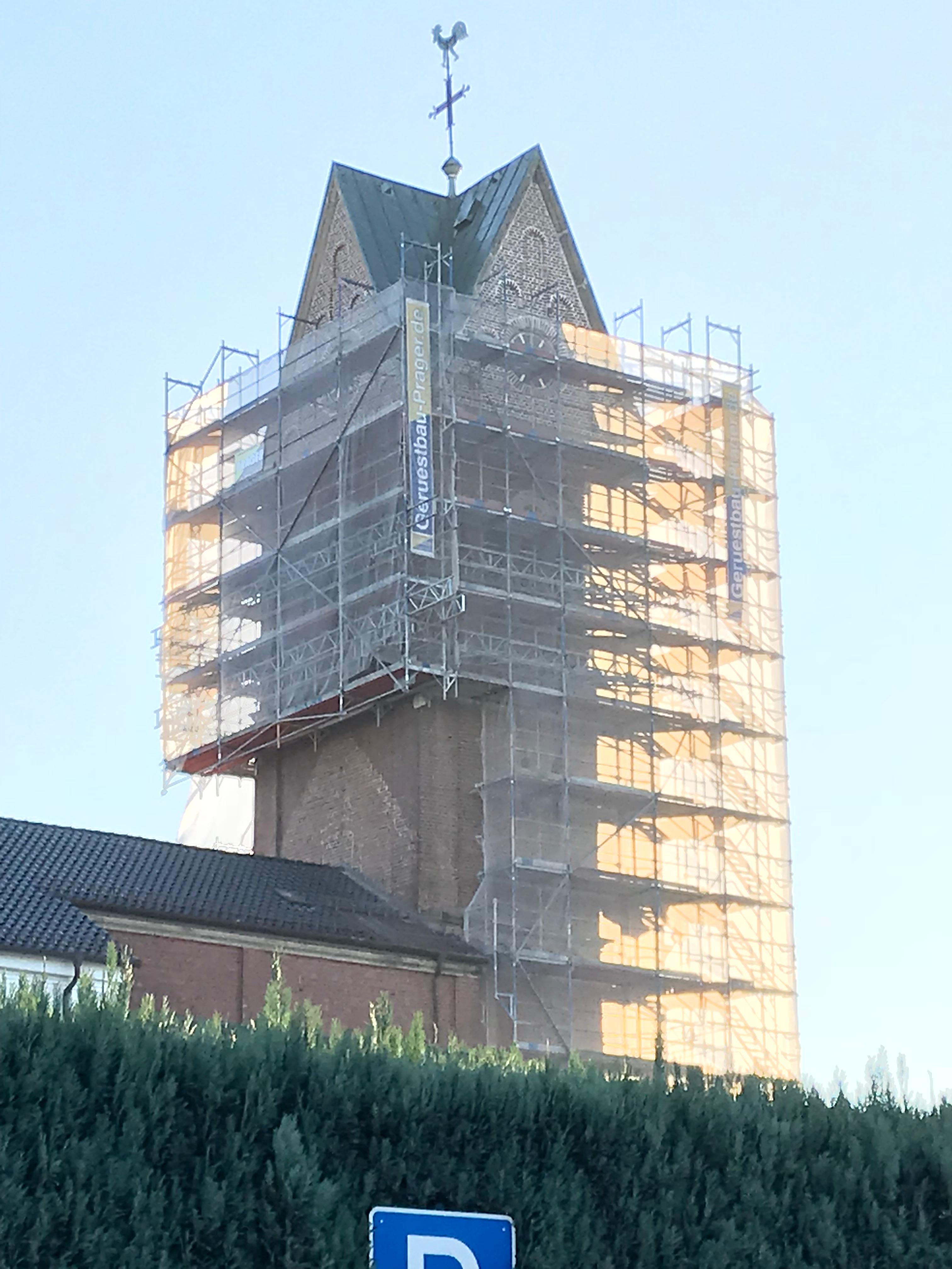 Kirchturm Gesamtansicht mit Gerüst