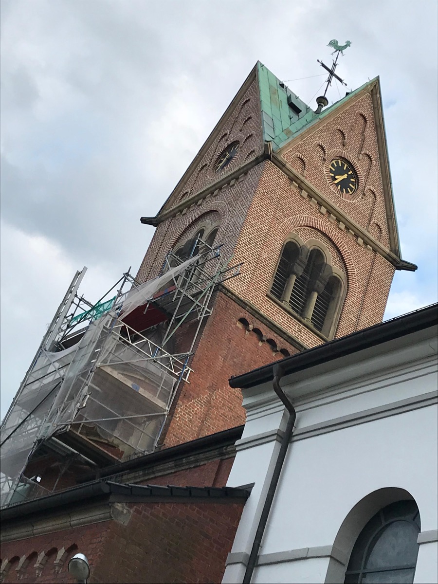 Kirchturm mit Gerüst – Klinkersanierung in Arbeit