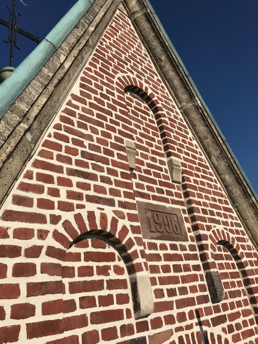Sanierter Kirchturmgiebel mit historischem Mauerwerk