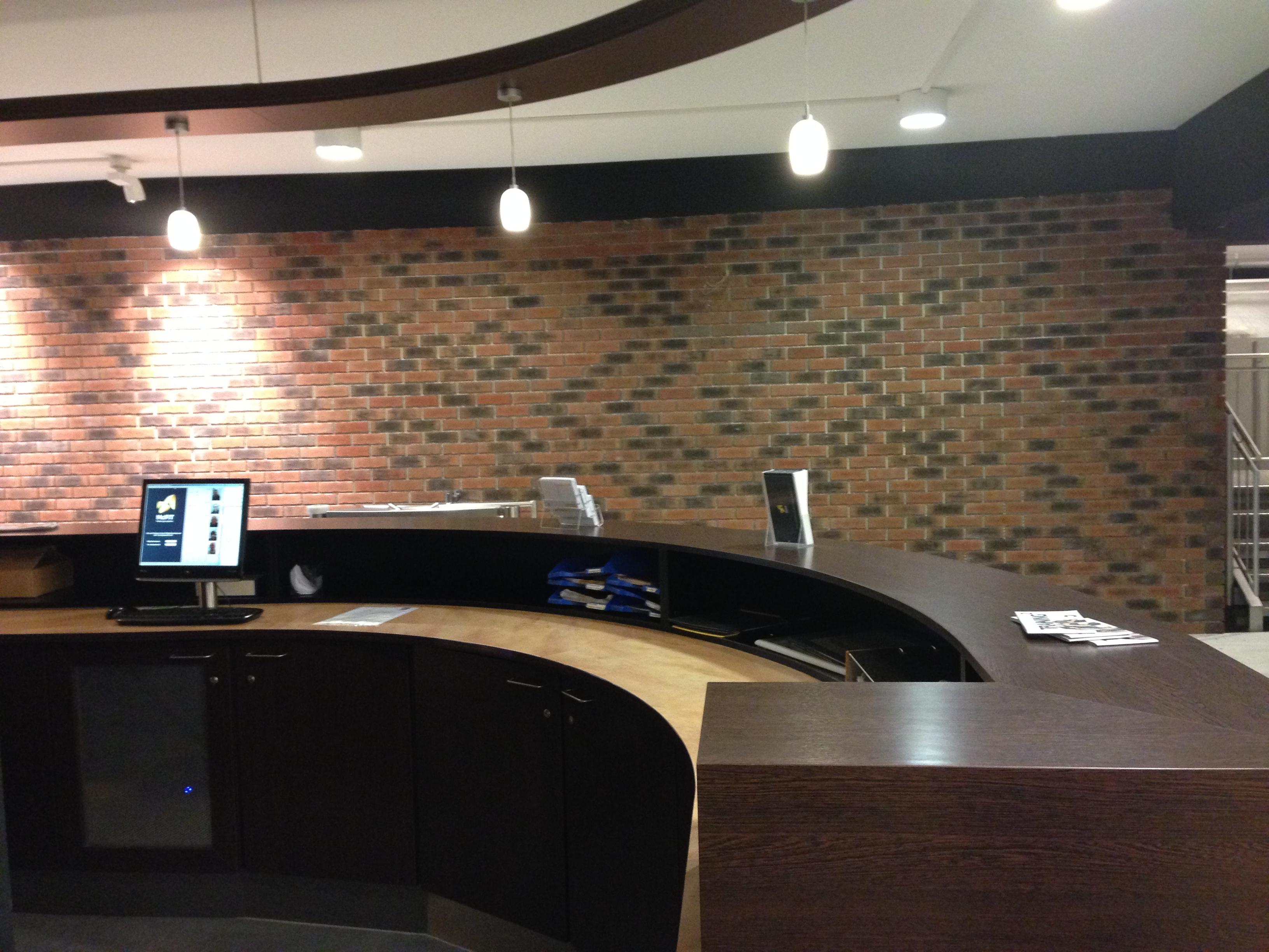 McFit Dortmund – Klinkerriemchen im Empfangsbereich mit Theke