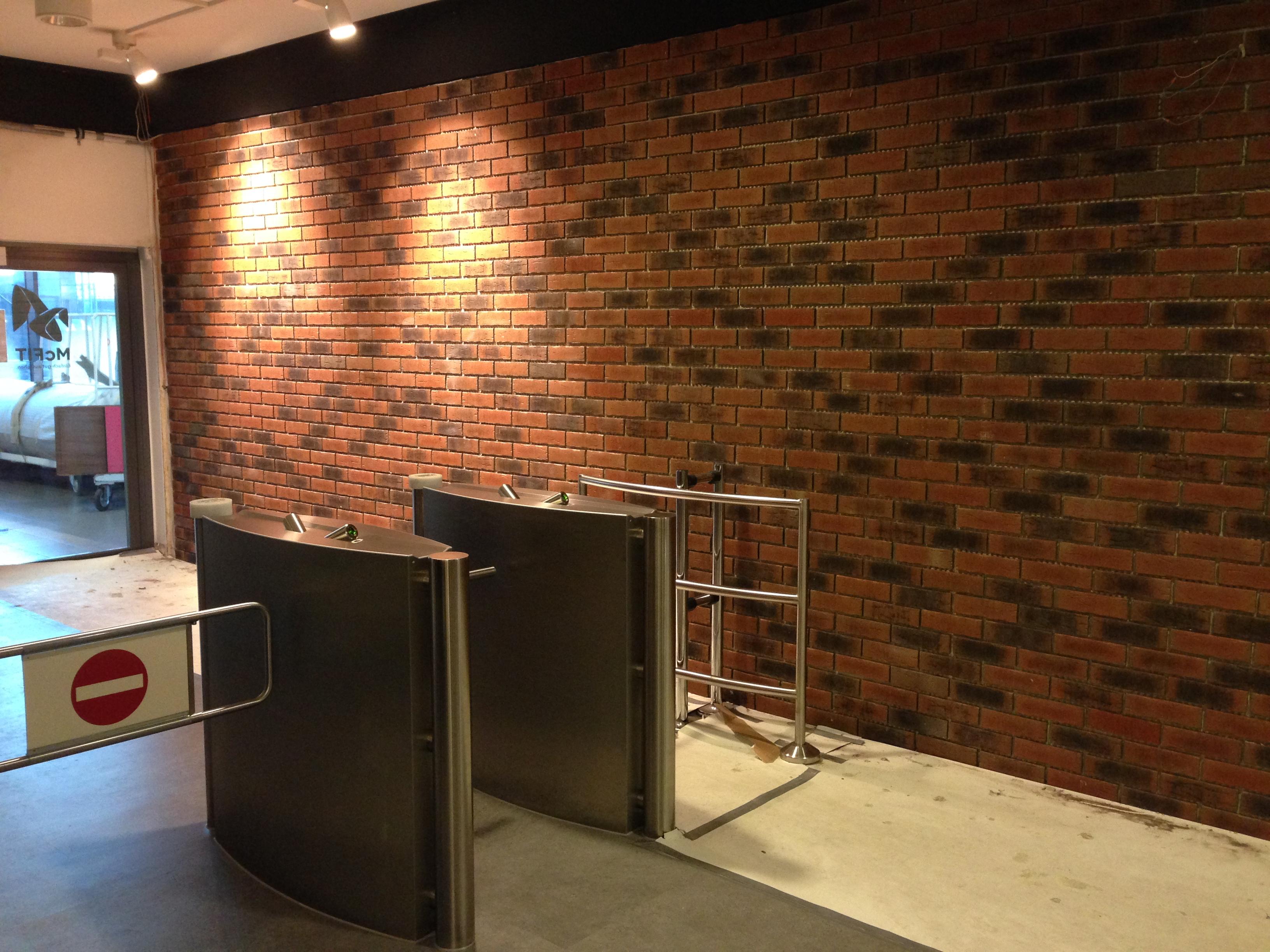 McFit Dortmund – Klinkerriemchen im Eingangsbereich mit Drehkreuzen