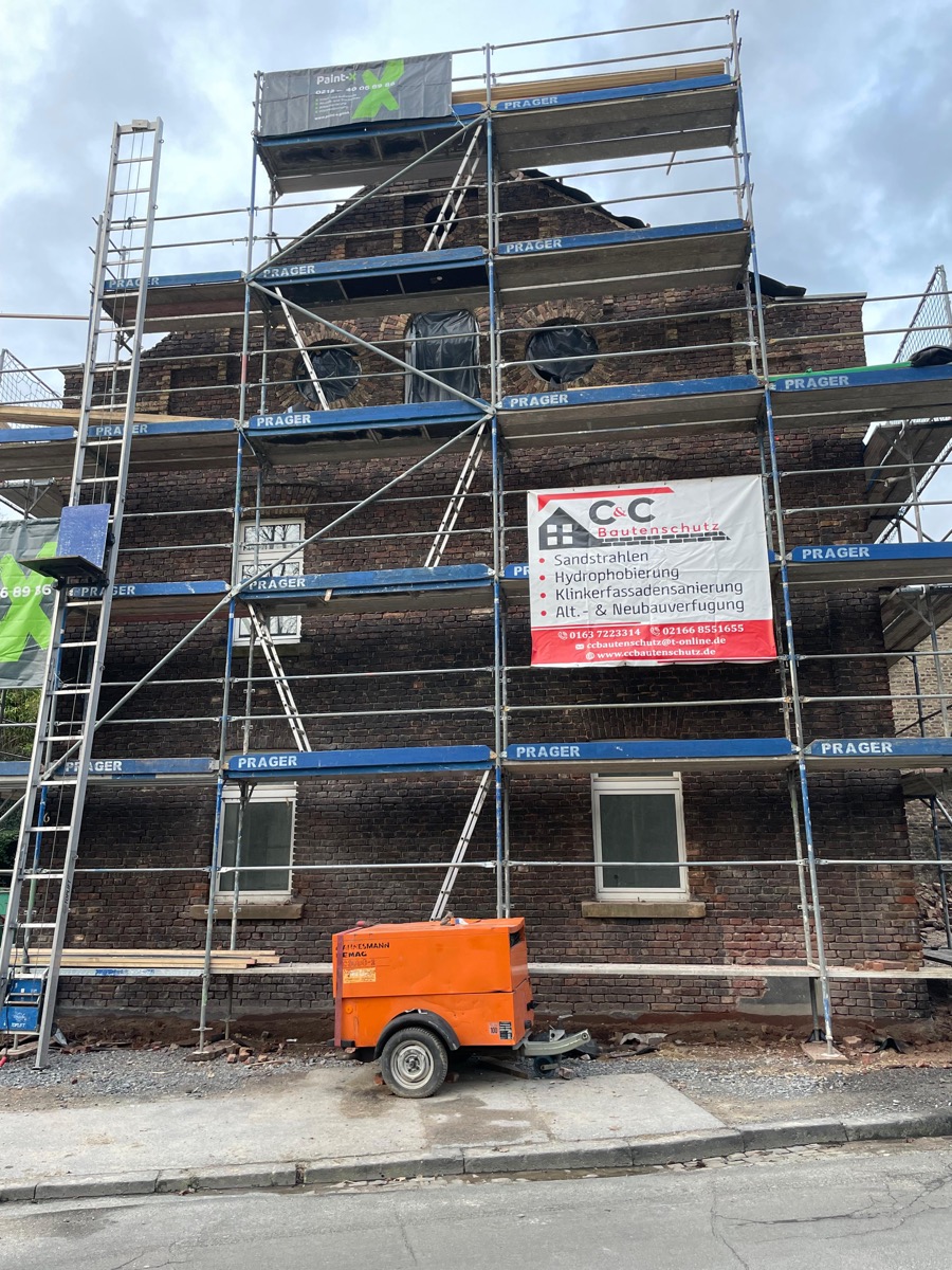 Fassadensanierung mit Gerüst und C&C Banner