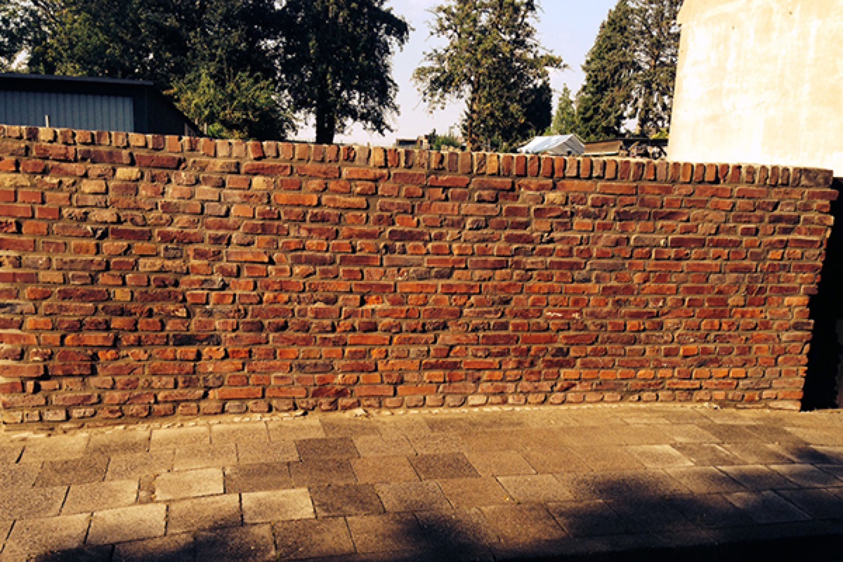 Alte Gartenmauer nach Sanierung und Neuverfugung