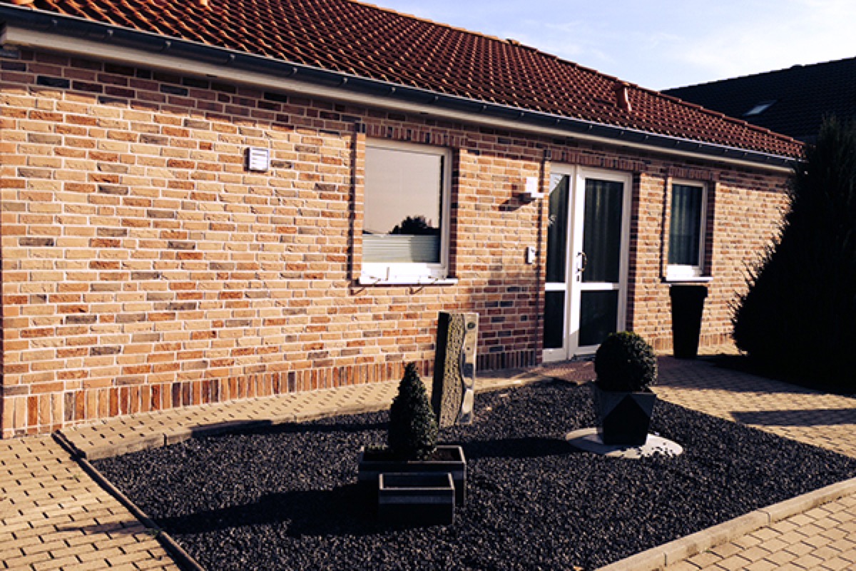 Neubau-Bungalow mit heller Klinkerfassade