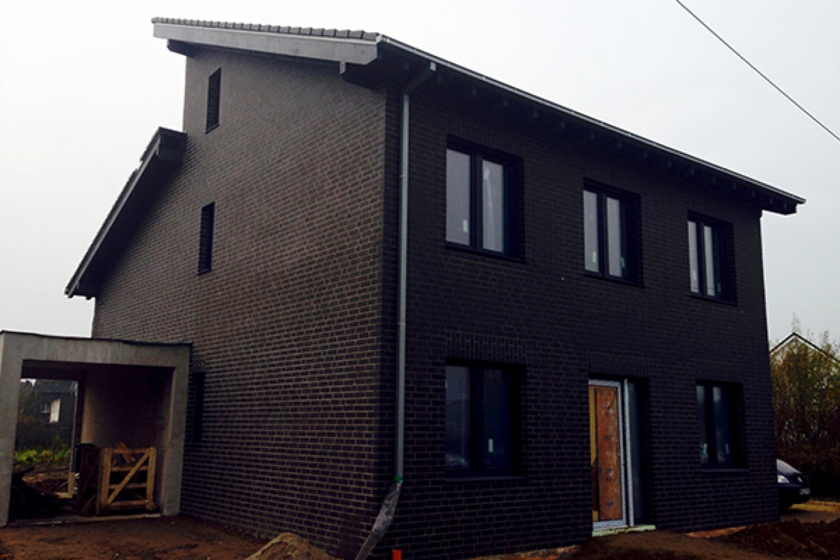 Neubau mit dunkler Riemchen-Fassade – Fassadenverfugung