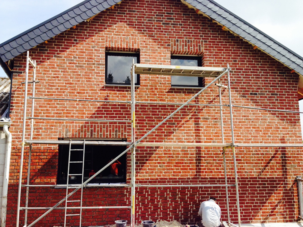 Riemchen-Fassadenverfugung – Giebelwand mit roten Klinkerriemchen
